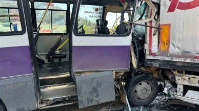 Yolcu dolu minibüs park halindeki tıra çarptı: 12 yaralı