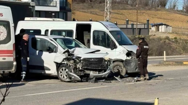 Minibüs ile hafif ticari araç çarpıştı: 4 yaralı