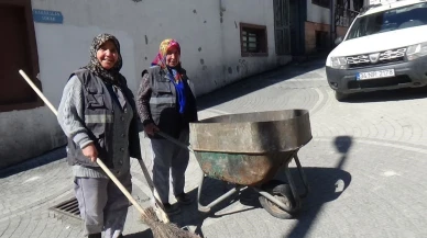 Emekçi kadınlar ekmek paralarını çöpten çıkartıyor