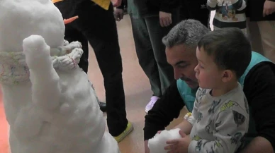 Hastanede Tedavi Gören Çocuklara Kardan Adam Sürprizi
