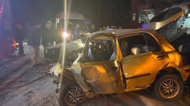 2 otomobil kafa kafaya çarpıştı: 1 ölü, 1 yaralı