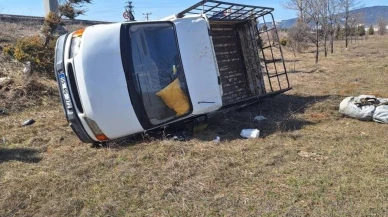 Yoldan çıkan kamyonet tarlaya uçtu: 2 yaralı