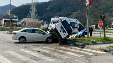 Otomobil hafif ticari araca çarptı: 1 yaralı