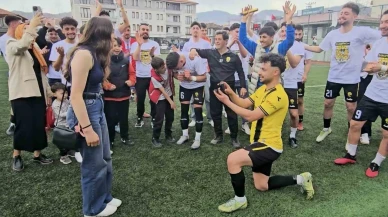 Şampiyonluk maçında futbolcudan, kız arkadaşına evlilik teklifi