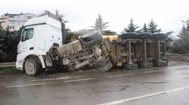 Çakıl yüklü kamyon devrildi, sürücü yara almadan kurtuldu