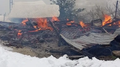 Ahşap ev küle döndü, ev sakinleri son anda kurtuldu