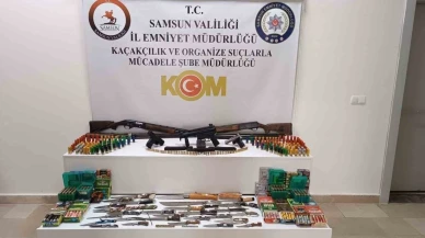Bir evde çok sayıda silah ve bıçak ele geçirildi