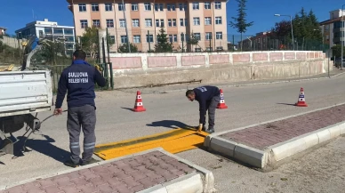 Suluova’da Yaya Güvenliği İçin Çizgiler Yenileniyor