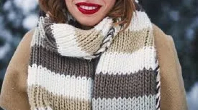 2025’te Kadın Modasında Atkı Trendleri: Renk, Doku ve Kombin Önerileriyle Yeni Sezon