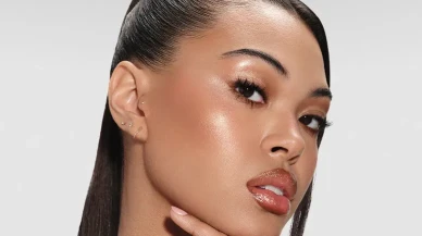 Kadınların Yılbaşı Sonrası İlk Makyajı: Doğallık, Işıltı ve Yenilenme Ön Planda