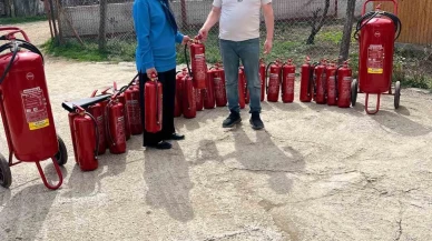 Muhtar, köylülere yangın tüpü dağıttı