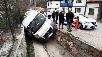 Eğitimde Sorumluluk İhlali: Freni Çalışmayan Öğrenci Servisi Su Kanalına Düştü