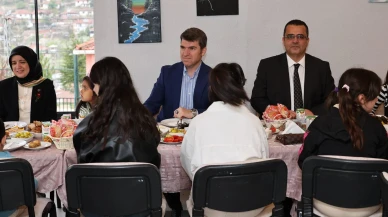 Vali Bakan Çocuklarla Bayram Sofrasında