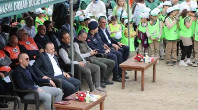 Amasya’da protokol koltuklarda oturdu, öğrenciler ayakta bekleyip diz çöktü