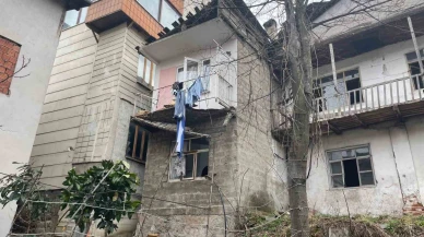 Balkon Çökmesi Sonucu Çamaşır Asan Kişi Yaralandı