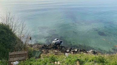 Otomobil denize uçtu, sürücü yara almadan kurtuldu