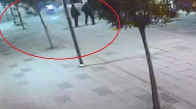 Trafiğe kapalı yolda sokak köpeklerinden kaçan motosiklet sürücüsü yayaya çarptı: 1 ağır yaralı