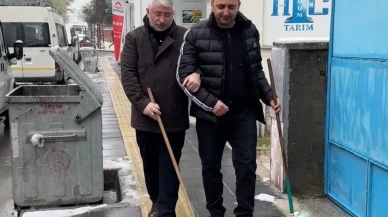 Belediye başkanı esnafa bastonu verdi, gözünü kapattı: Kaldırımdaki duyarsızlığı böyle gösterdi