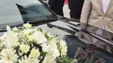 Damadın arkadaşı, sopayla gelin arabasının önünü kesip bahşiş aldı