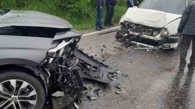 Kafa kafaya çarpışan otomobillerde 2 kişi yaralandı