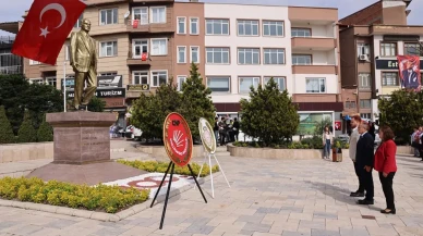 CHP ve ADD Merzifon’da 23 Nisan İçin Atatürk Anıtı’na Çelenk Sundu