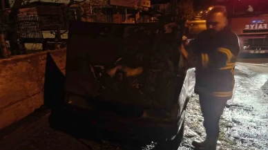 Park halindeyken alevlere teslim olan Tofaş-Fiat marka otomobilde maddi hasar meydana geldi