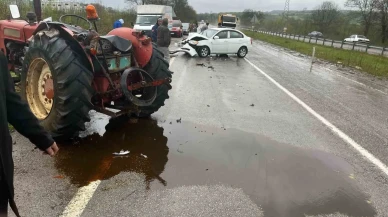 Seyir halinde giden otomobil, traktöreçarptı: 2 yaralı