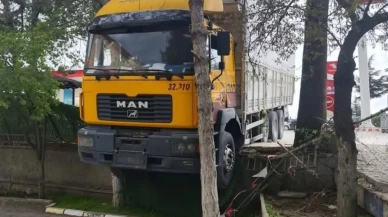 Sungurlu’da İlginç Kaza: Kamyon Trafik Müdürlüğü Bahçesinde Asılı Kaldı!