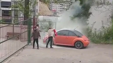 Alev alan otomobile ilk müdahaleyi okul müdürü yaptı