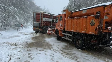 Doğalgaz tüpleri yüklü tır kaydı, yol ulaşıma kapandı