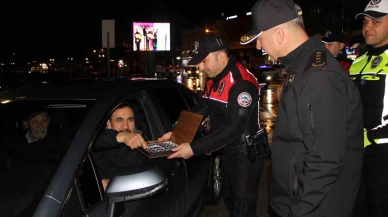 Emniyet müdüründen emniyet kemeri takmayan sürücüye ceza yerine çikolata tadında uyarı