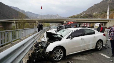 Otomobil tıra çarptı: 2 kişi yaralandı