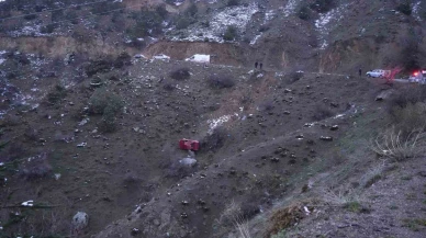 Gümüşhane’de otomobil uçuruma yuvarlandı: 3 yaralı