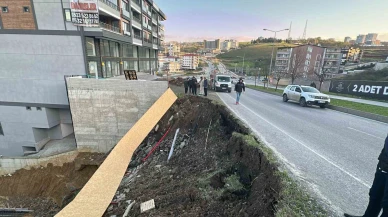 İnşaat çalışması sırasında toprak kaydı, yol trafiğe kapatıldı