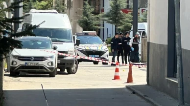 Kardeşini hastane önünde silahla yaraladı