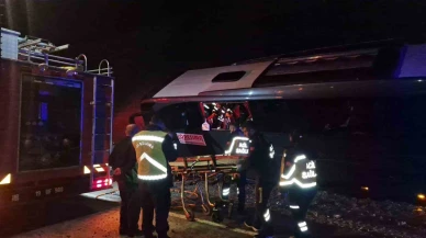 Karnavaldan dönen vatandaşları taşıyan otobüs yan yattı: 23 yaralı