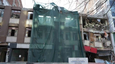 Yıkım çalışmaları sırasında bina çöktü, yol ulaşıma kapatıldı