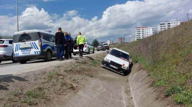 Otomobil Kontrolden Çıktı, Su Kanalına Uçtu: 1 Kişi Yaralandı
