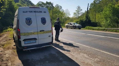 Seyir halindeki otomobilin üzerine kaya parçası düştü: 2’si çocuk 5 yaralı