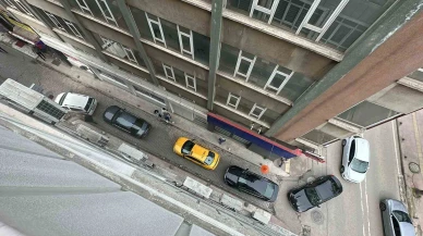 Trafiği Felç Eden Sürücü: Aracını Yol Ortasına Park Etti!