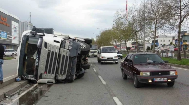 Temizlik malzemesi yüklü tır devrildi: 1 yaralı