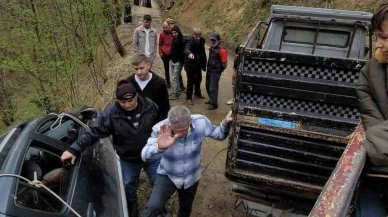 Uçurumda mahsur kalan aracı çekerek kurtardılar