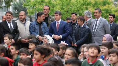 Amasya’da “Masal Treni” Coşkusu: Vali Önder Bakan Çocuklarla Tiyatroyu Paylaştı