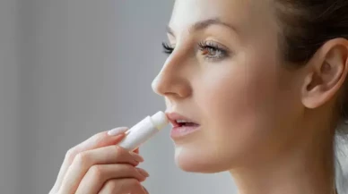 Lip Balm Hataları Dudakları Kurutuyor! Uzmanlardan Uyarılar