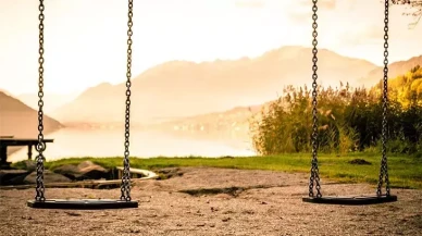 Rüyada Salıncak Görmek Ne Anlama Gelir? İşte Demirli, Boş ve Büyük Salıncakların Rüya Yorumları