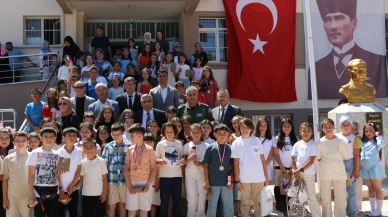 Merzifon’da Karne Heyecanı: Kaymakam Karaaslan Öğrencilerin Sevincine Ortak Oldu