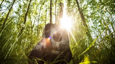 Rüyada Gitar Çalmak Ne Anlama Gelir? Aşk, Huzur ve Sanatın Rüya Yorumu
