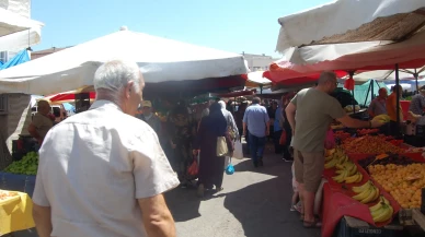 Pazarcı müşteri için serin havayı bekliyor!