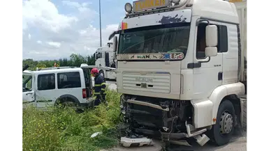 Merzifon’da Feci Kaza: 2 Kişi Araçta Sıkıştı