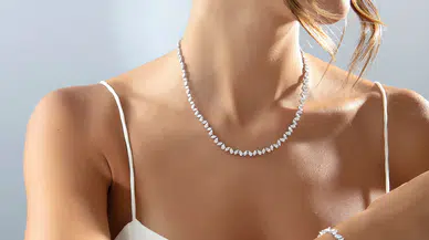 2026 Yaz Gelinlerinde “Su Yolu” Zarafeti: Işıltılı Trend Geri Döndü!